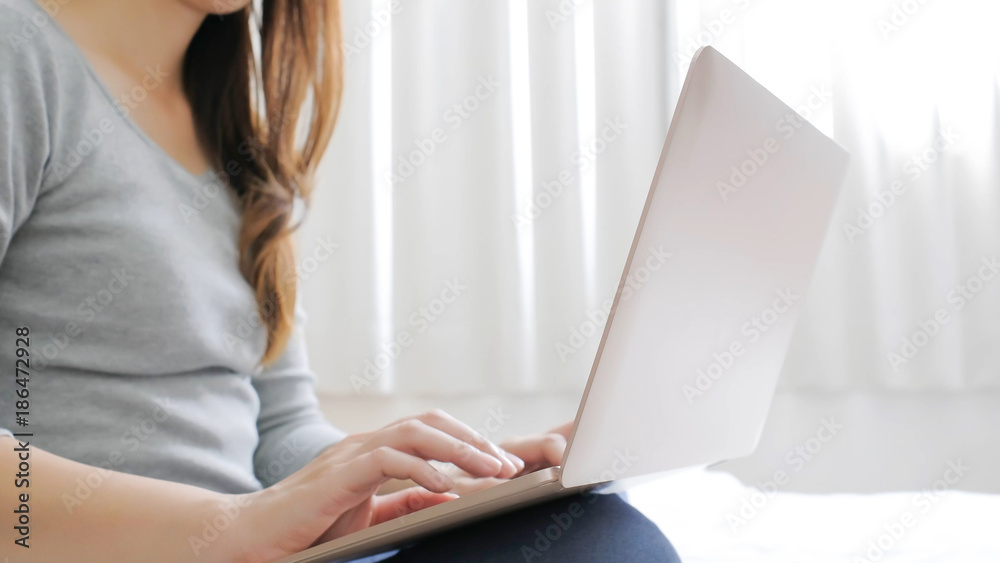 Naklejka premium woman use notebook