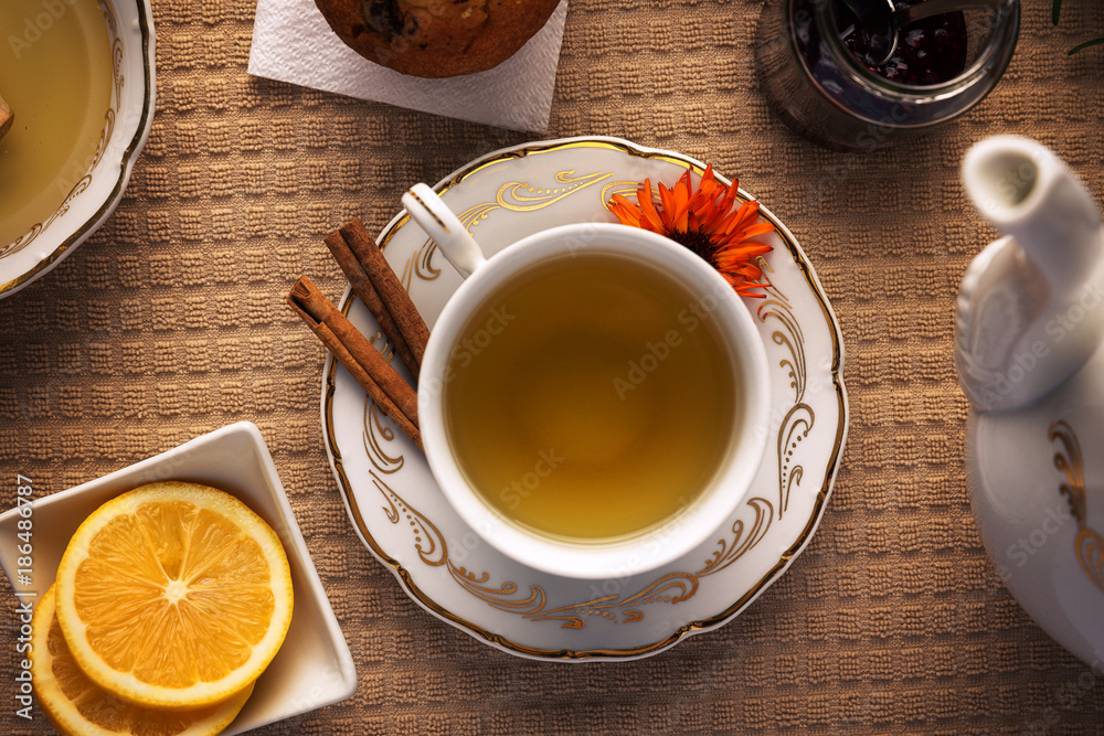 Obraz premium Beautiful arranged cup of tea, on top of the table.