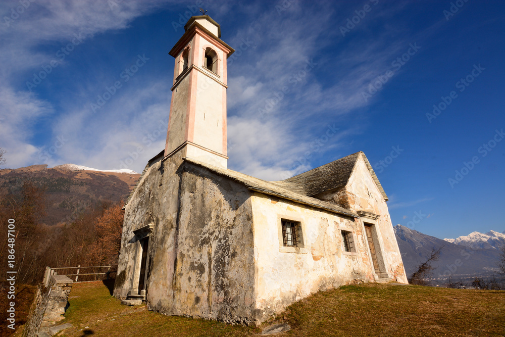 La chiesetta di montagna di San Liberale a Belluno, Italia