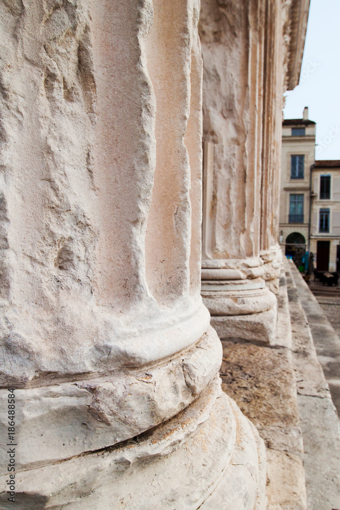 Fototapeta premium colonnes de la maison carrée de Nîmes