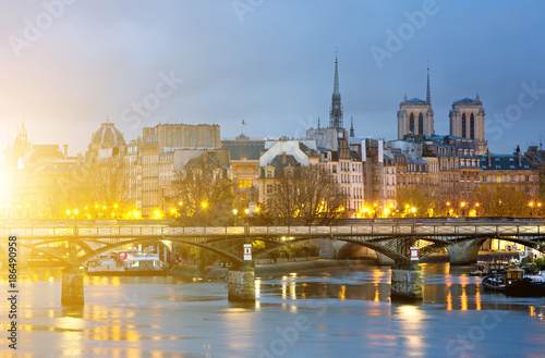 Ile de la cite and notre dame de Paris Cathedrale , France © Production Perig
