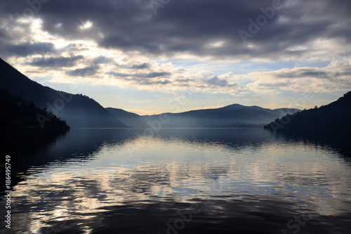 paesaggio del lago di Como daTorno © Roberto Zocchi