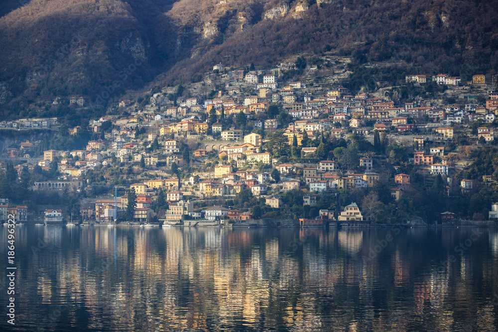 villaggio sul lago di Como