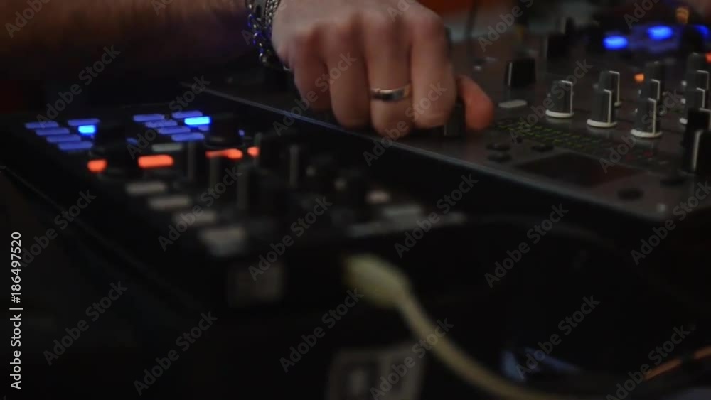 dj mentra lavora con il mixer e con il giradischi
