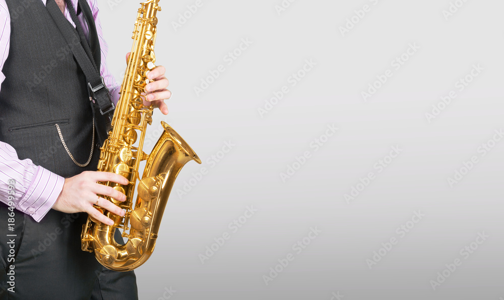 Naklejka premium professional saxophonist close up