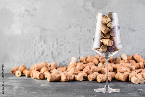 Wein und Champagner Korken auf dunkelem Hintergrund (Wein Konzept) photo