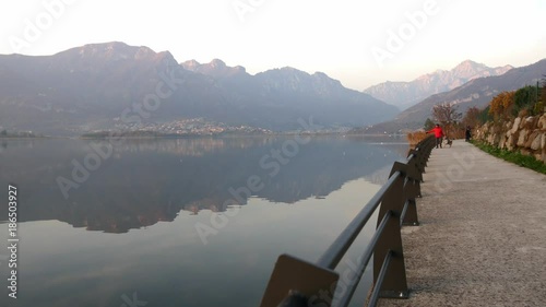 Camminata sulla sponda del lago photo