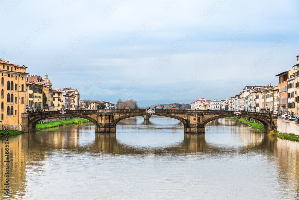 フィレンツェ　ヴェッキオ橋から眺めるアルノ川