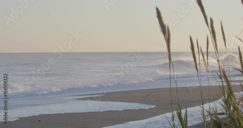 Oceano e mare mosso in tempesta con onde impetuose che si infrangono sulla spiaggia. photo