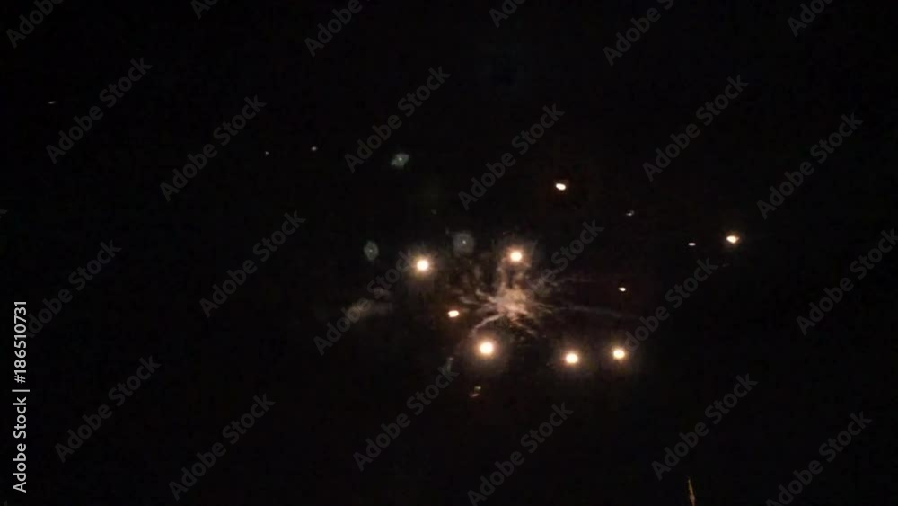 buntes feuerwerk isoliert vor schwarzem nachthimmel
