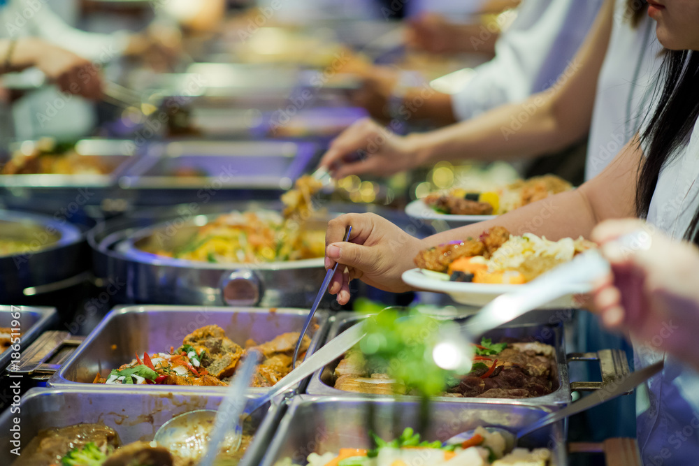 Obraz premium scooping the food. Buffet food at restaurant. Catering food