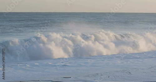 Oceano e mare mosso in tempesta con onde impetuose che si infrangono sulla spiaggia. photo