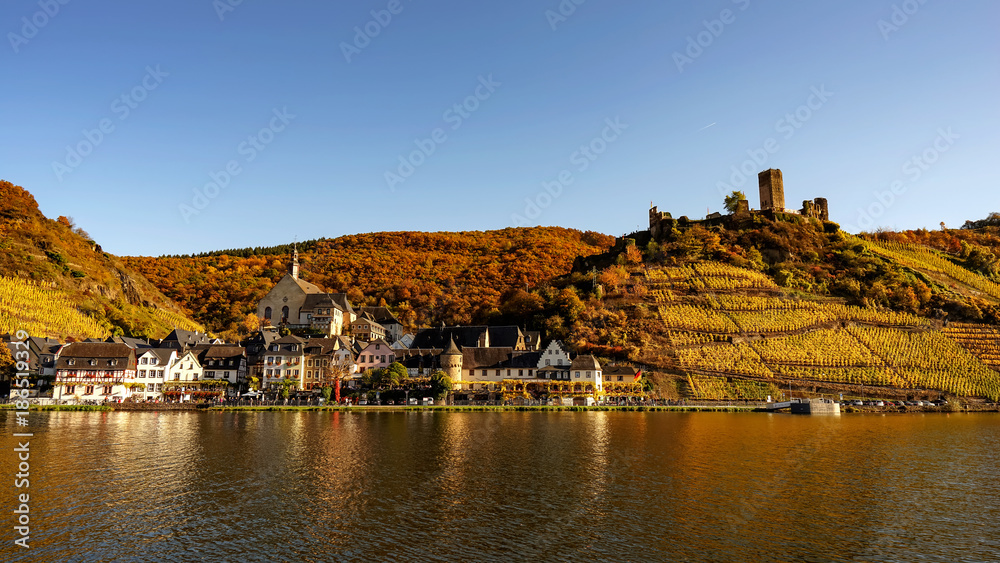 Die Mosel mit Blick auf Beilstein und Burg Metternich zur goldenen Stunde.