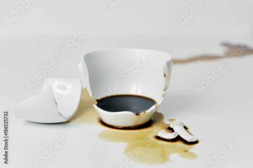 Konstfotografi broken cup of coffee