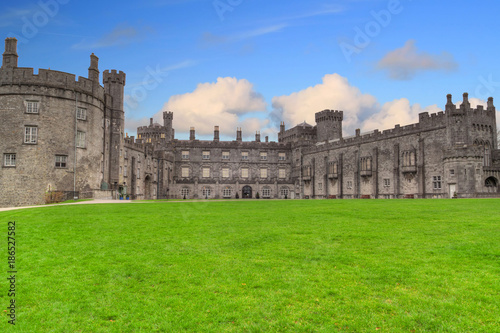 Obraz na płótnie Kilkenny Castle in Ireland w salonie