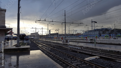 Stazione dei treni in una giornata nuvolosa photo