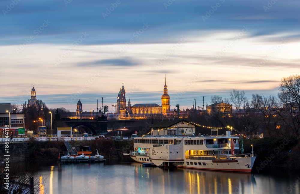 Neustädter Hafen in Dresden am späten Abend
