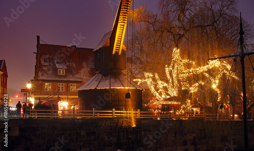 Obraz na płótnie Der Lüneburger Kran zur Adventszeit w salonie