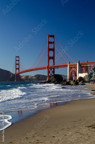 Canvas Print Blick von Marshalls Beach auf die Golden Gate Bridge im Abendlicht in San Francisco, Kalifornien, USA