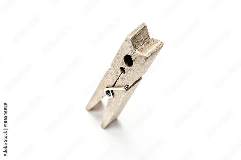 Molletta di legno da bucato su fondo bianco Molletta di legno da bucato su fondo bianco