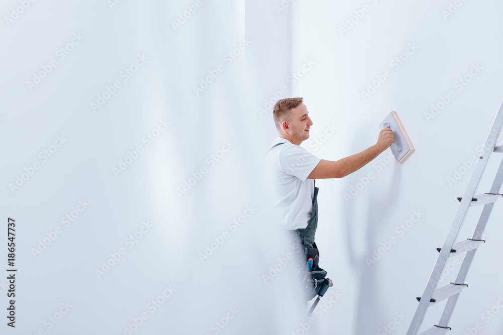 Handyman cleaning white wall Handyman cleaning white wall