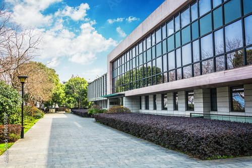 Foto entrance of modern office building