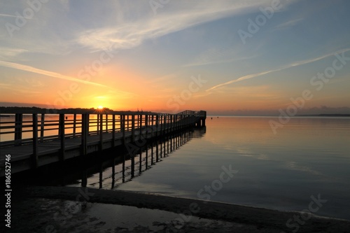 malerischer Sonnenaufgang an einer Seebr  cke an der Ostsee