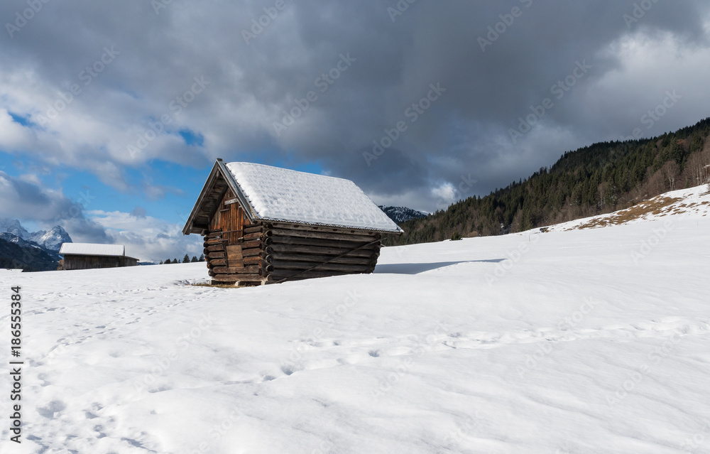 alter, desolater Heustadel am Geroldsee im Winter