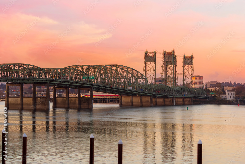 Obraz premium Międzystanowy most nad rzeką Columbia o zachodzie słońca