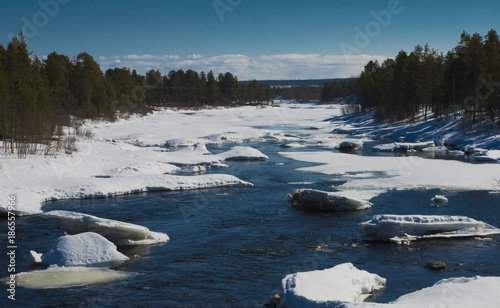 Rivière gelée à Inari, Laponie, Finlande