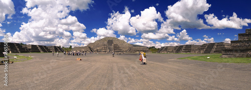 Piramide de la luna Teotihuacan photo
