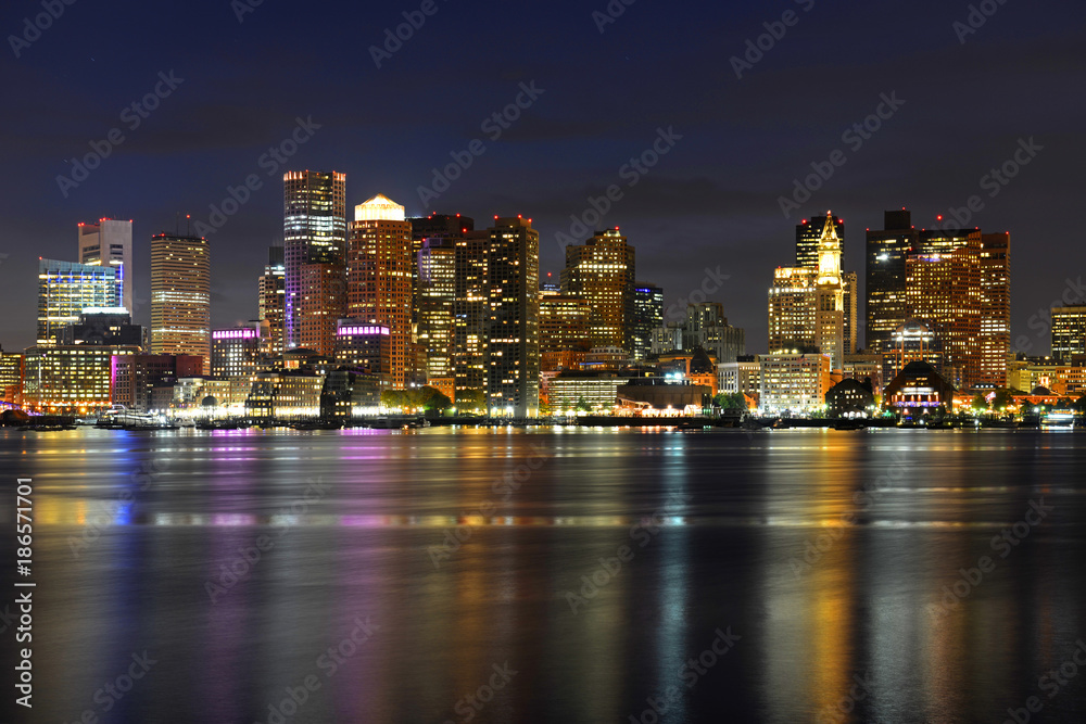 Fototapeta premium Boston City Skyscrapers, Custom House i Boston Waterfront w nocy z East Boston, Boston, Massachusetts, USA.