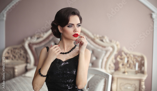 Tableau sur toile Elegant brunette with retro hairstyle posing in luxurious interior