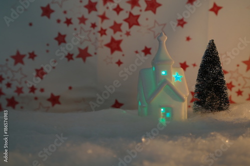 Kleine Kirche mit Tannenbaum und Geschenke