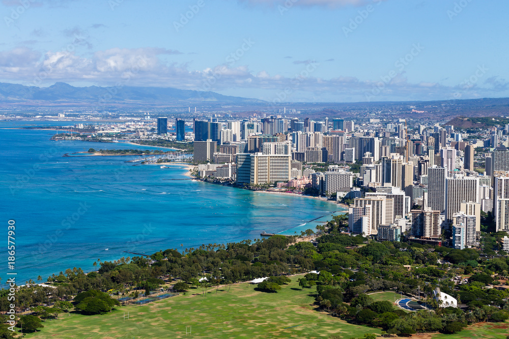 Naklejka premium Elevated view of the Waikiki coastline