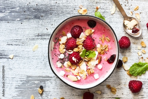 Bild auf Leinwand Raspberry Smoothie Bowl / Healthy breakfast concept, selective focus