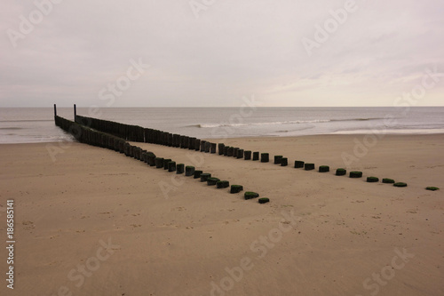 Nordseestrand mit Palisaden, Meer, Wasser und Sand. photo