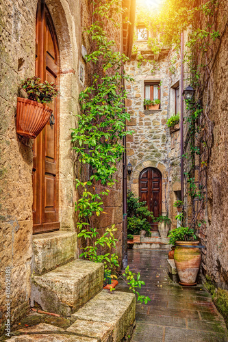 Photo Alley in old town, Pitigliano, Tuscany, Italy