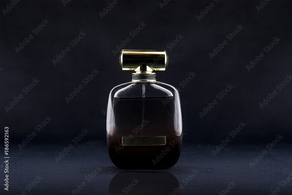 Parfum studio fond noir Stock Photo | Adobe Stock