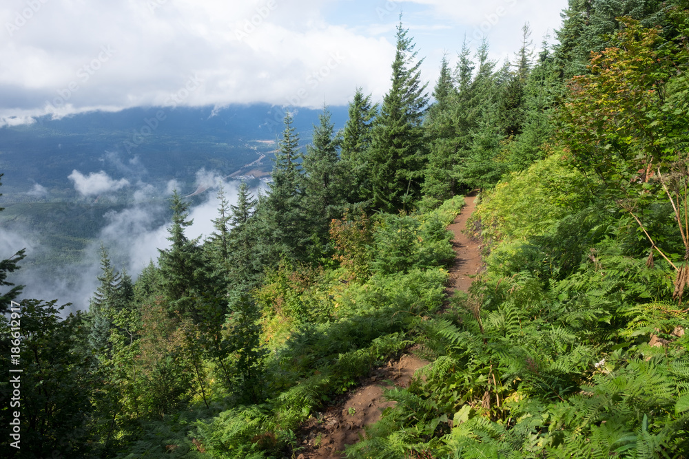 Obraz premium Hiking amongst the clouds