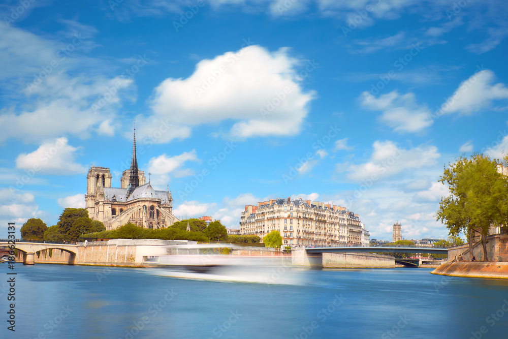 Obraz premium Paris in Spring. Touristic boat on the river next to Ile de la Cite