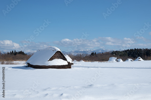 雪に覆われる厳寒期の三内丸山遺跡竪穴住居・掘立柱建物復元 © ikeda_a