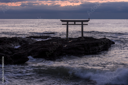 未明の大洗海岸の神磯鳥居 © san724