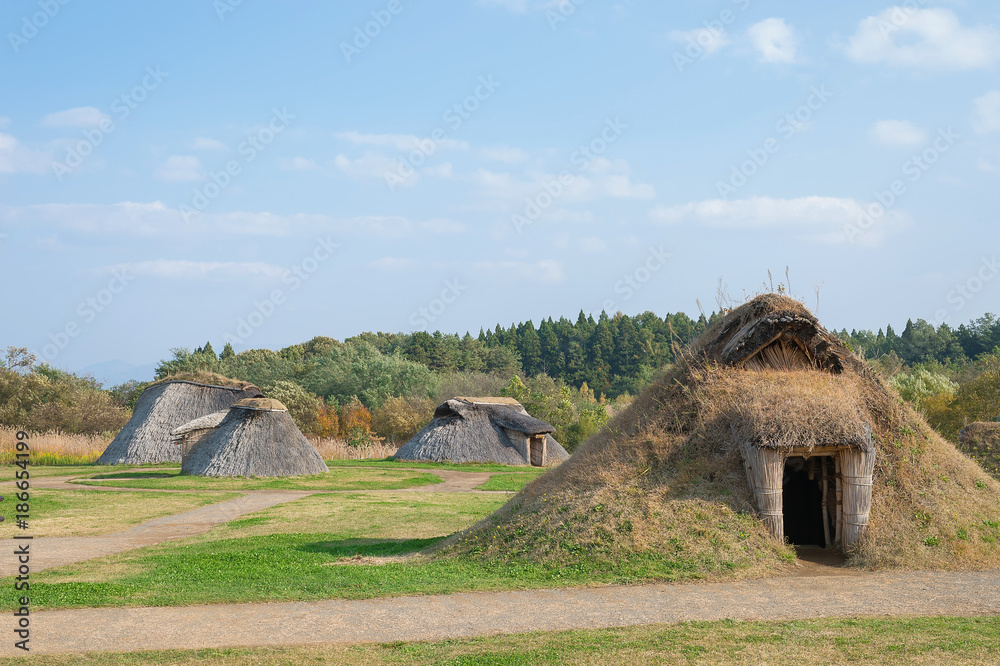  Foto zu 三内丸山遺跡の竪穴住居、掘立柱建物の復元建造物 Stock Photo 