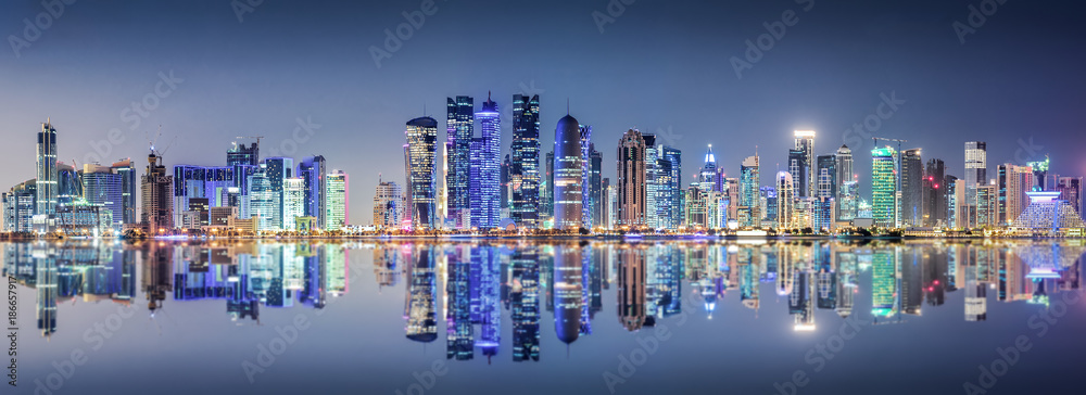 Die beleuchtete Skyline von Doha, Katar, bei Nacht