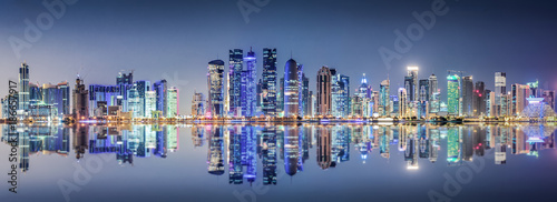 Die beleuchtete Skyline von Doha, Katar, bei Nacht