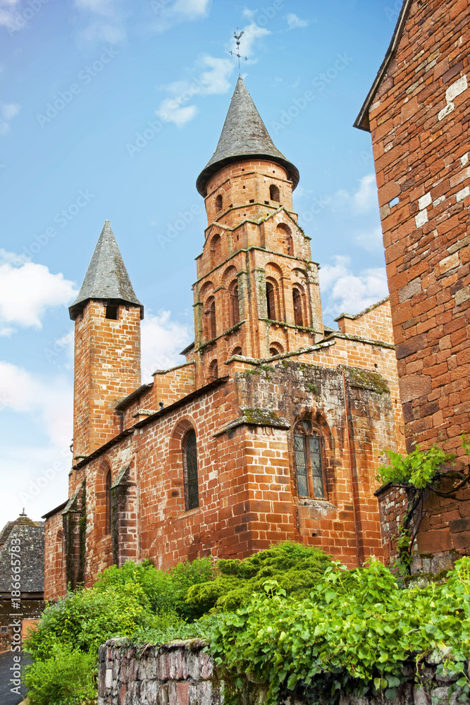 Collonges la rouge, extérieur de l'église saint Pierre, Corrèze, Nouvelle Aquitaine 