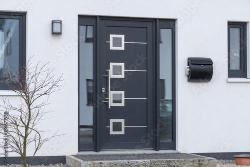 Nowoczesne drzwi wejściowe w kolorze antracytowym