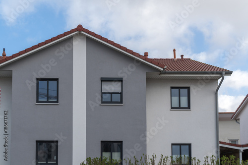 Moderne zweifarbige Fassade mit Fenstern