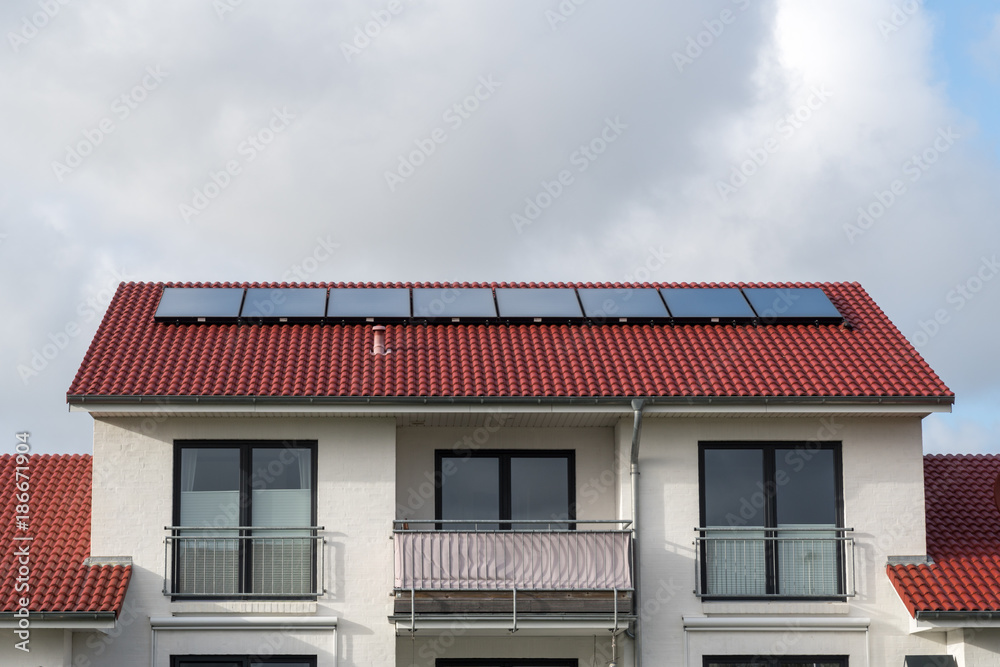 Neubau mit Solarzellen auf dem Dach